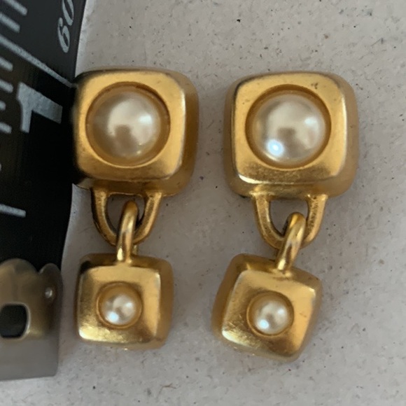 Vintage Brushed gold tone w/faux pearls drop pierced earrings. - Picture 3 of 6